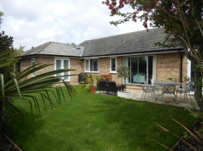 Luxury 4 Bed 3 Bathroom Bungalow , South West of London, The Dapples